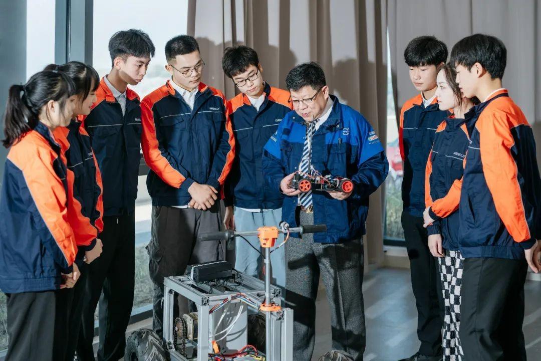 吉利最新款，小巷中的隐藏驾驶宝藏，探索未知乐趣