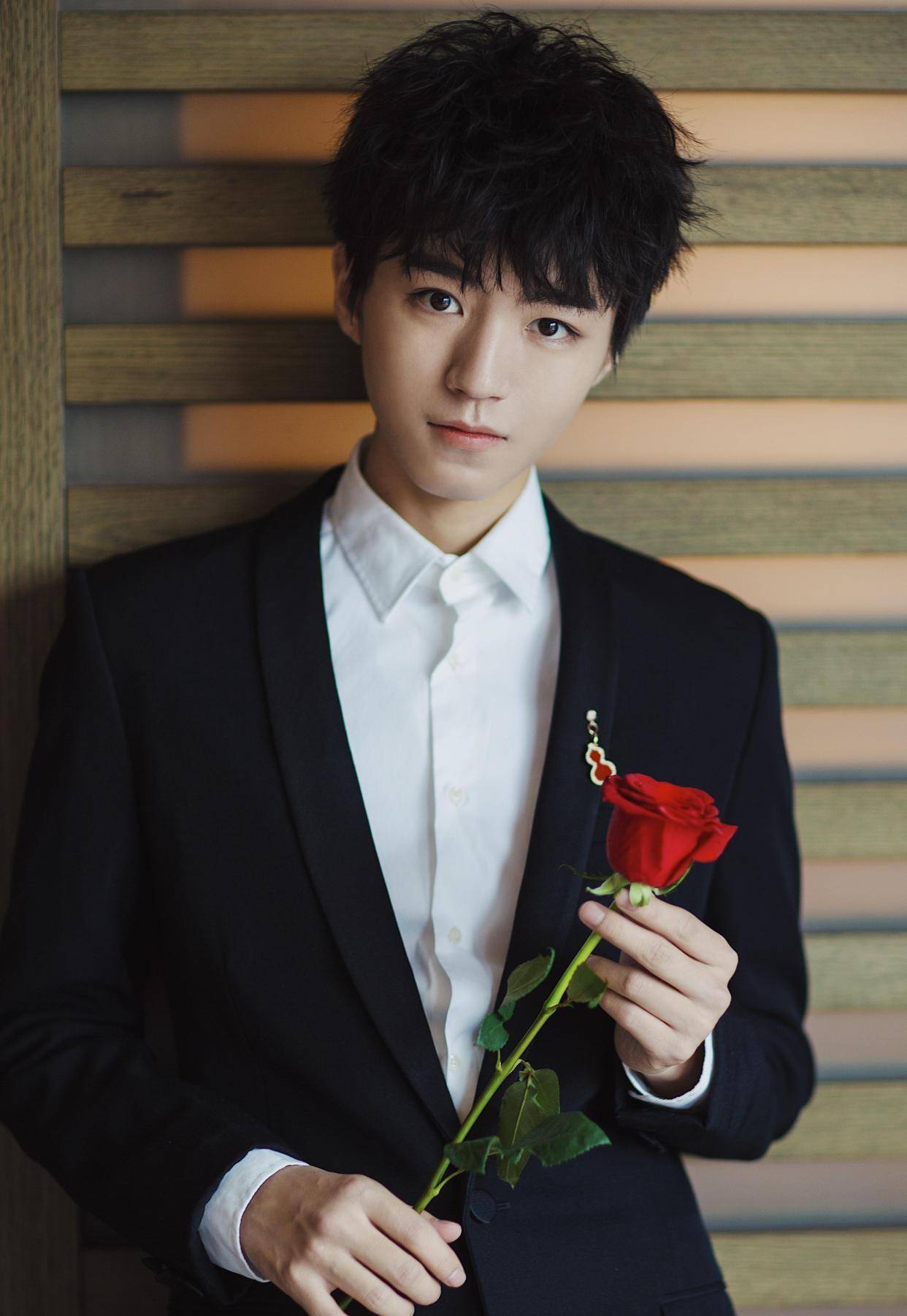 王源最新照片曝光，小巷深处的摄影天堂风采展示