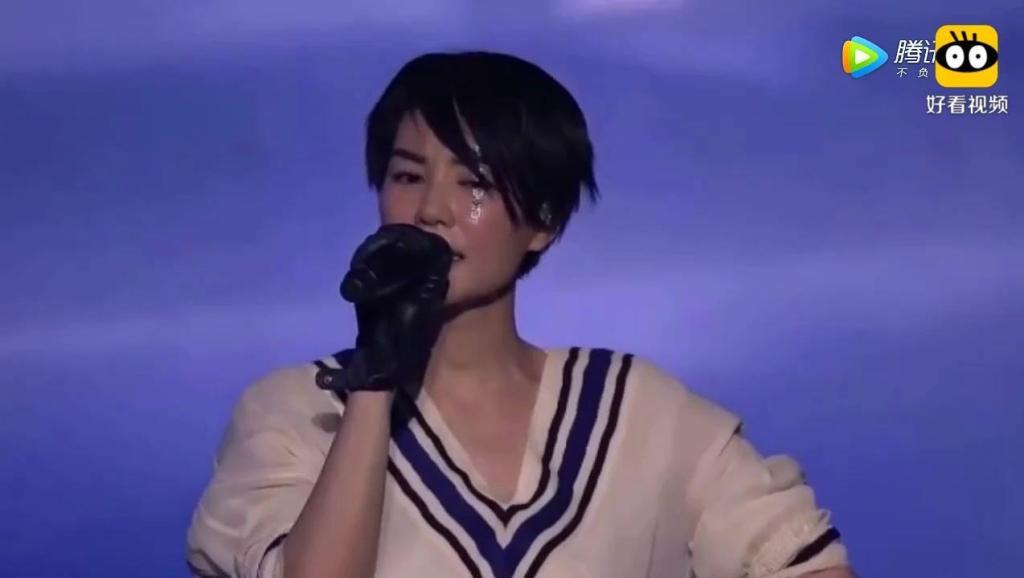 王菲励志新歌破茧成蝶,拥抱变化,自信闪耀人生!