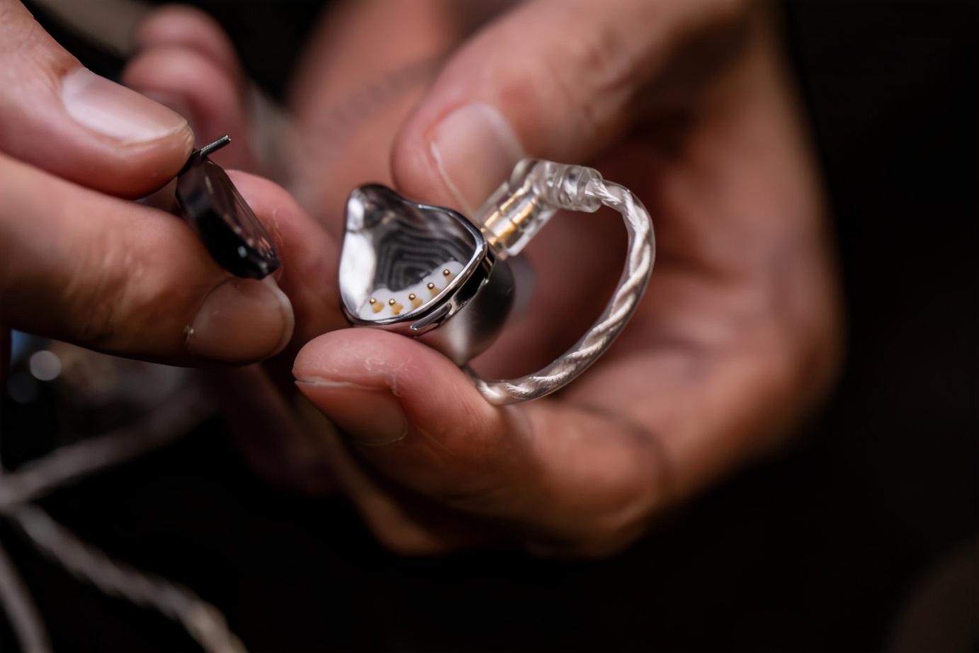 华为最新款耳机,音乐之旅的变革交响曲,自信成就感的体现