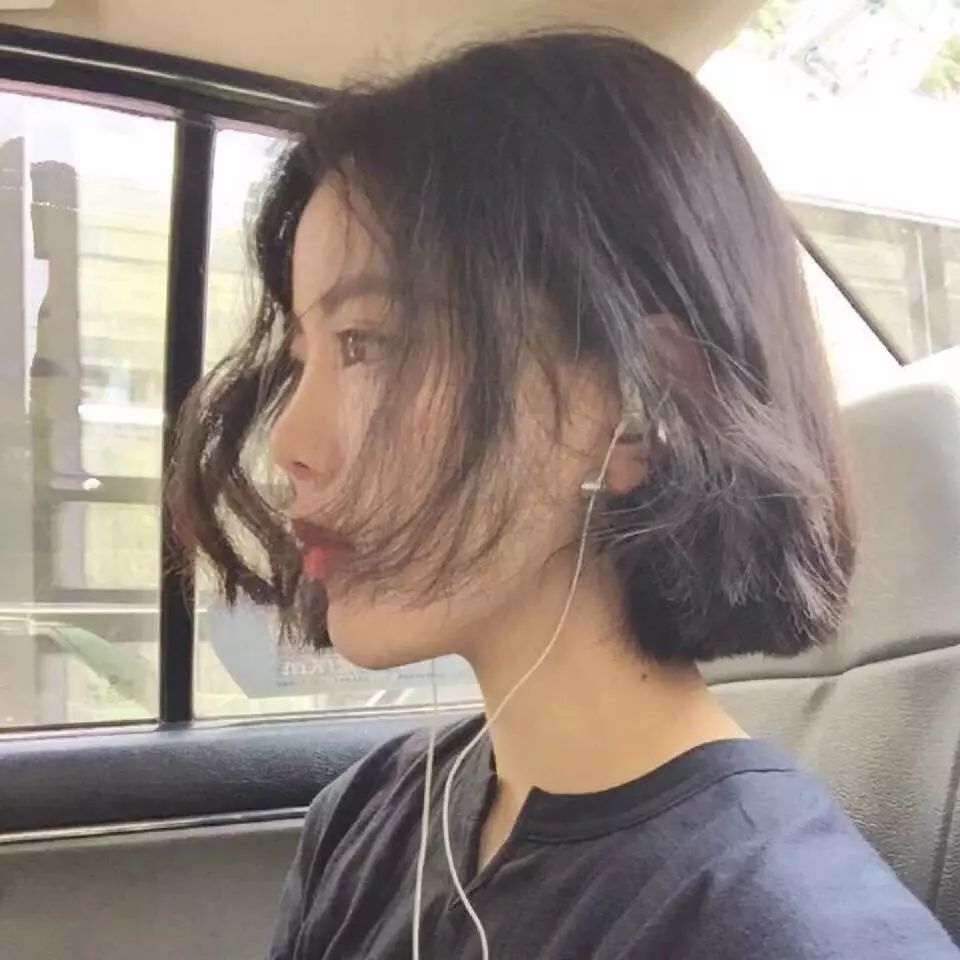 最新女生短发发型图片，与自然美景对话的旅行时尚发型展示