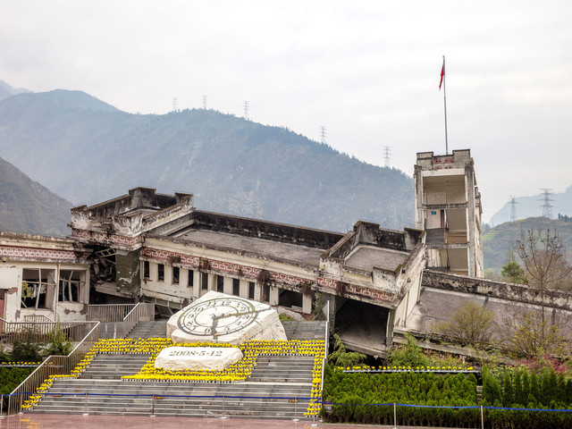 甘孜地震最新消息，灾难与小巷独特风情小店的交织故事
