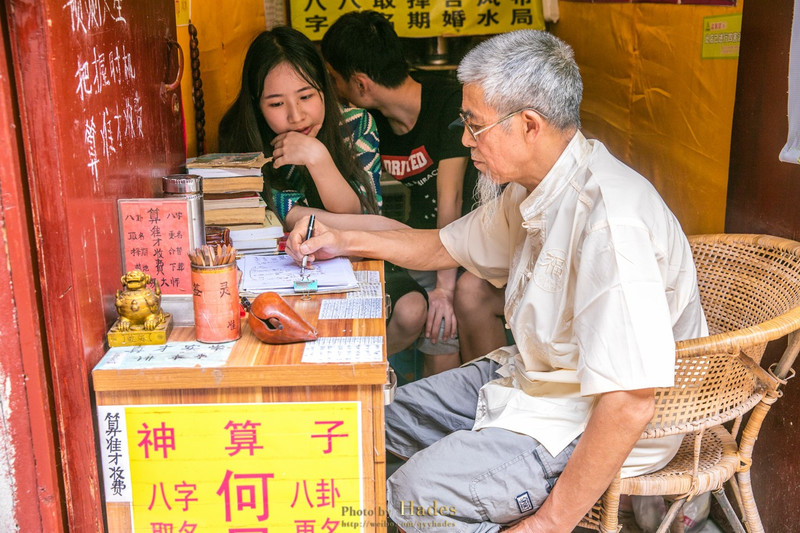 小巷深处的神秘小店，最新猜人游戏火热进行中