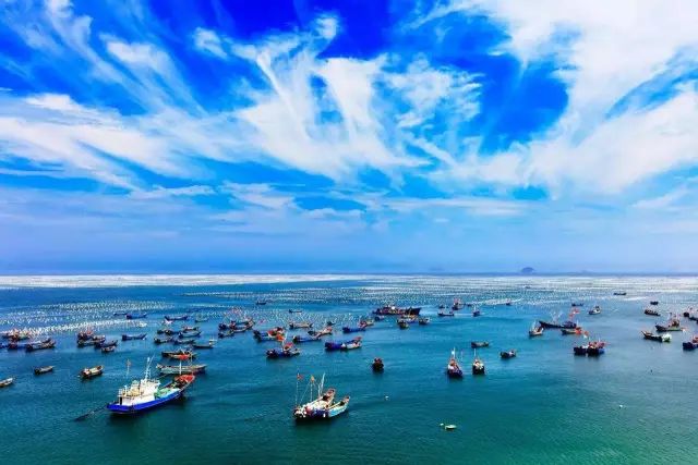 何匡最新女友，自然美景中的浪漫之旅