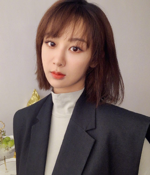 杨紫短发最新,杨紫短发最新，时尚潮流的新标杆