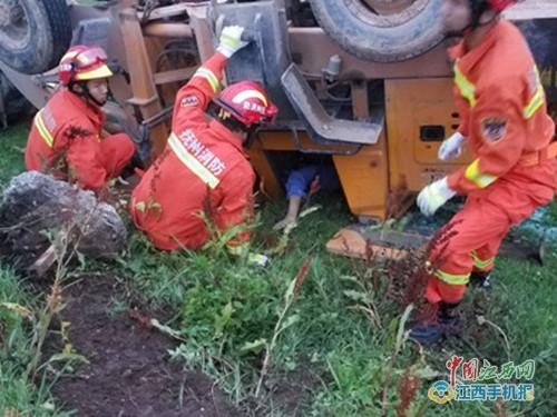 抚州车祸最新消息更新，2017年事故报告揭秘