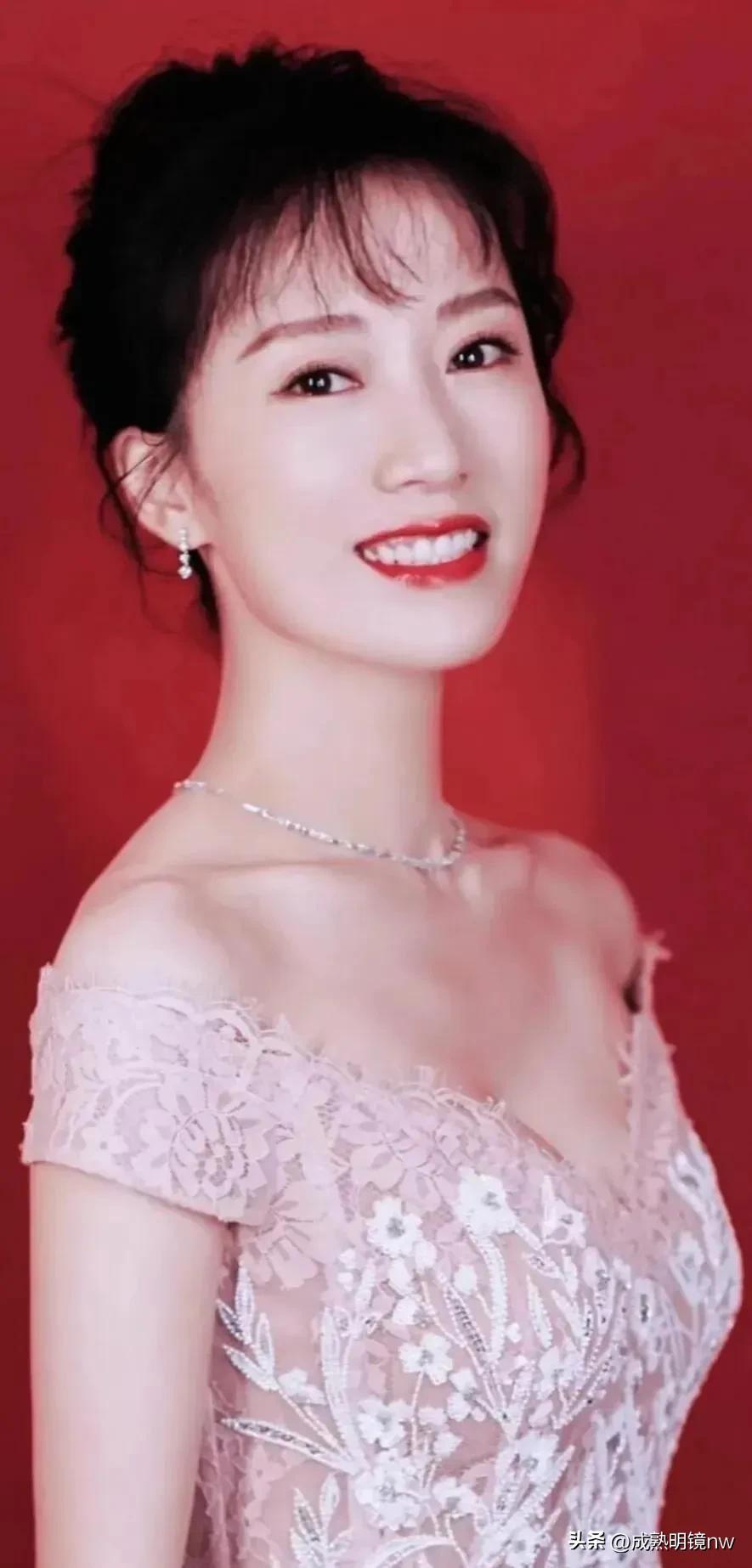 李念最新照片聚焦时尚魅力与公众形象风采