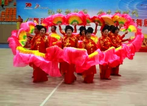 最新秧歌舞扇子舞,舞动中的温情与陪伴时光