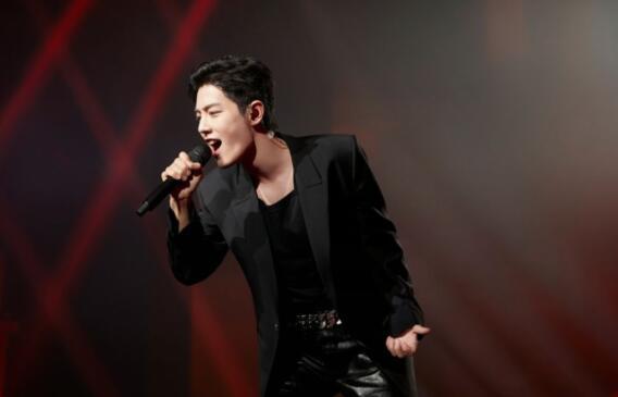 演员王弘的舞台生活与彩色日常,爱与陪伴的旅程