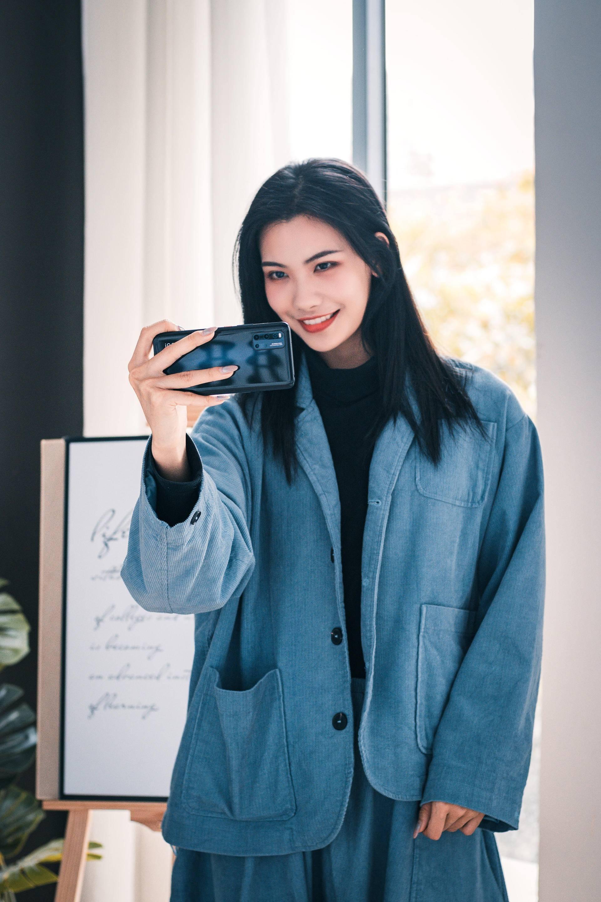 科技之光下的璀璨新星,演员艾伦的个人资料揭秘