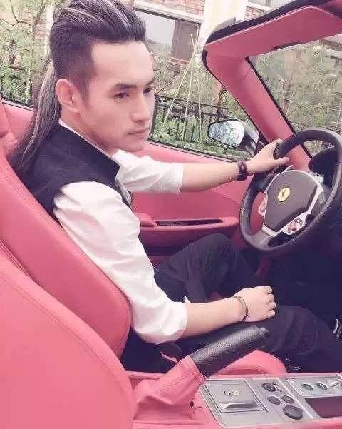 最新款法拉利,速度与家庭欢乐时光的结合