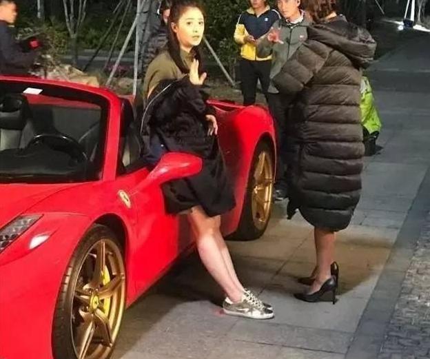 最新款法拉利,速度与家庭欢乐时光的结合