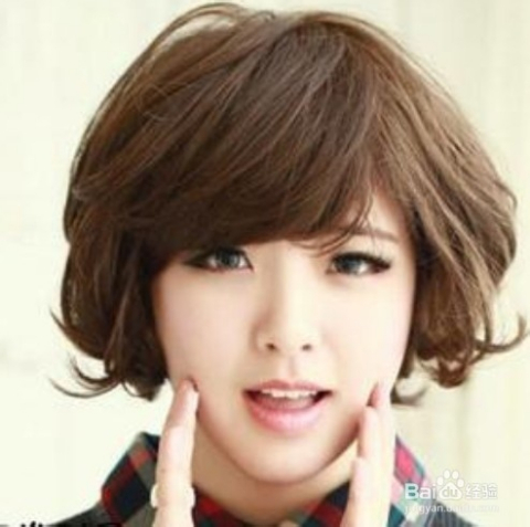 最新短发烫发发型,友情与发型的温馨篇章